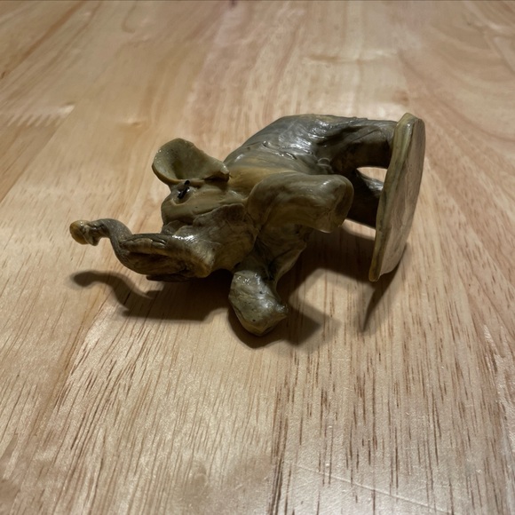 Vintage Crushed Marbled Oyster Shell Elephant Figurine - Picture 2 of 5